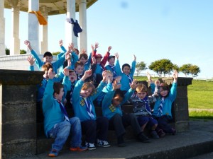 Sixteen Beavers waving at the Chattri